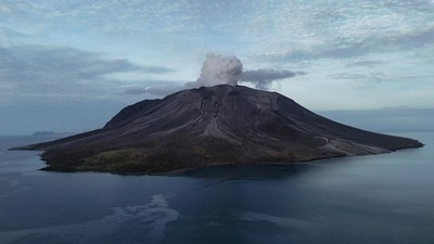 Gunung Ruang Muntahkan Awan Putih Hingga Gempa Vulkanik