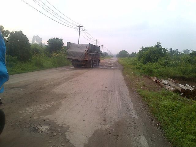 Jalan Sungai Rawa Hancur Akibat Dilintasi Mobil Tronton Bermuatan Lebihi Tonase