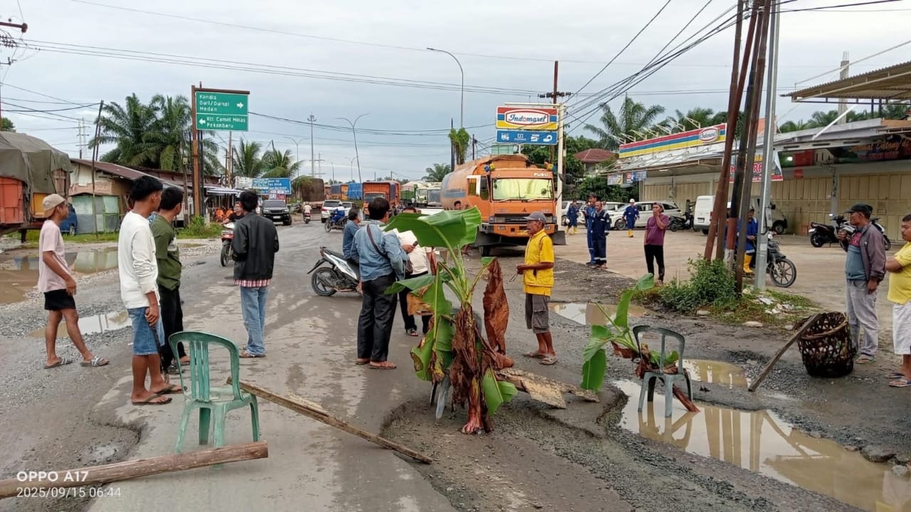 Masyarakat Minas Aksi Blokir Jalan: Rusak tak Kunjung Diperbaiki