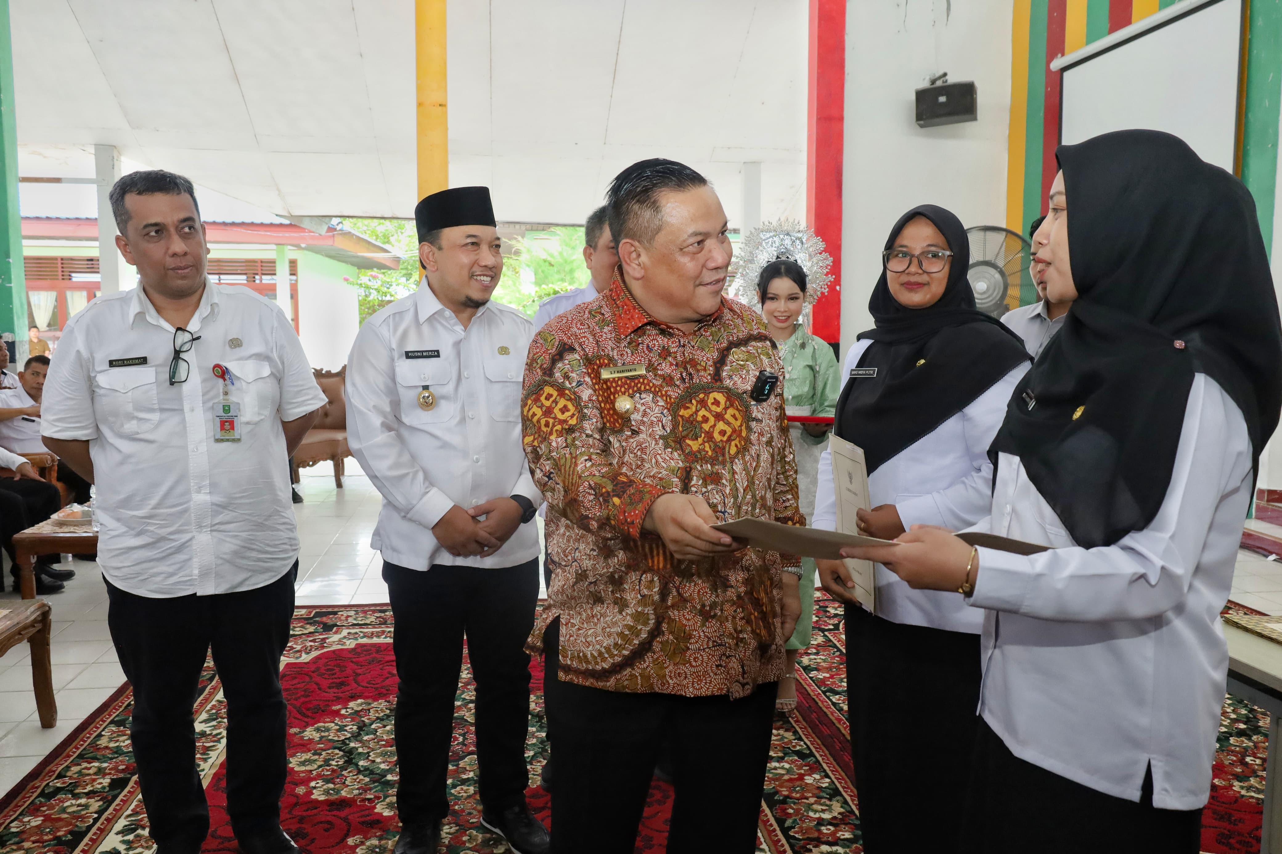 Diserahkan Pj Gubri SF Hariyanto, 204 Guru PPPK di Siak Terima SK