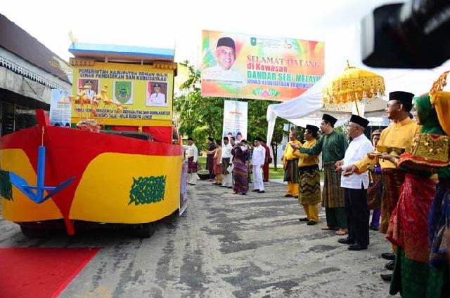 12 Kabupaten/Kota Ikuti Pawai Budaya Melayu, Ini Harapan Gubri