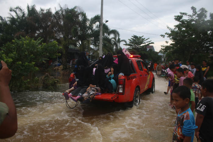 Ponpes Darul Ulum Kampar Terendam Hingga 150 Cm, Ratusan Santri Terpaksa Dievakuasi