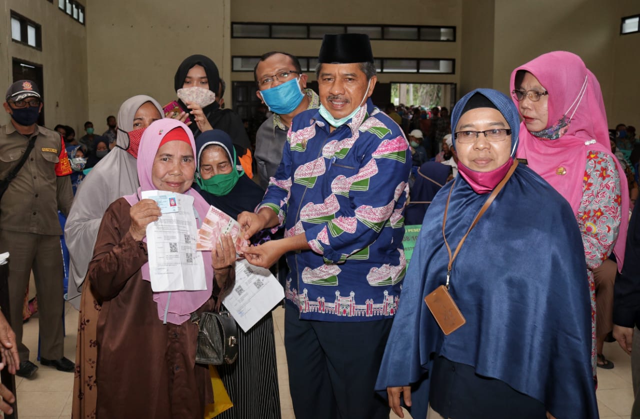 Bupati Siak Serahkan Bantuan Sosial Tunai ke Warga Terdampak Covid-19 di Kandis
