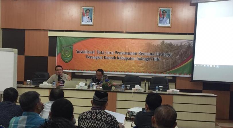 Bupati Inhil 'Tongkrongi' Sosialisasi Penyusunan Renstra Hingga Dini Hari