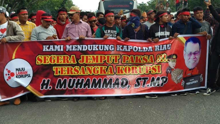 Massa Desak Polda Riau Tahan Plt Bupati Bengkalis