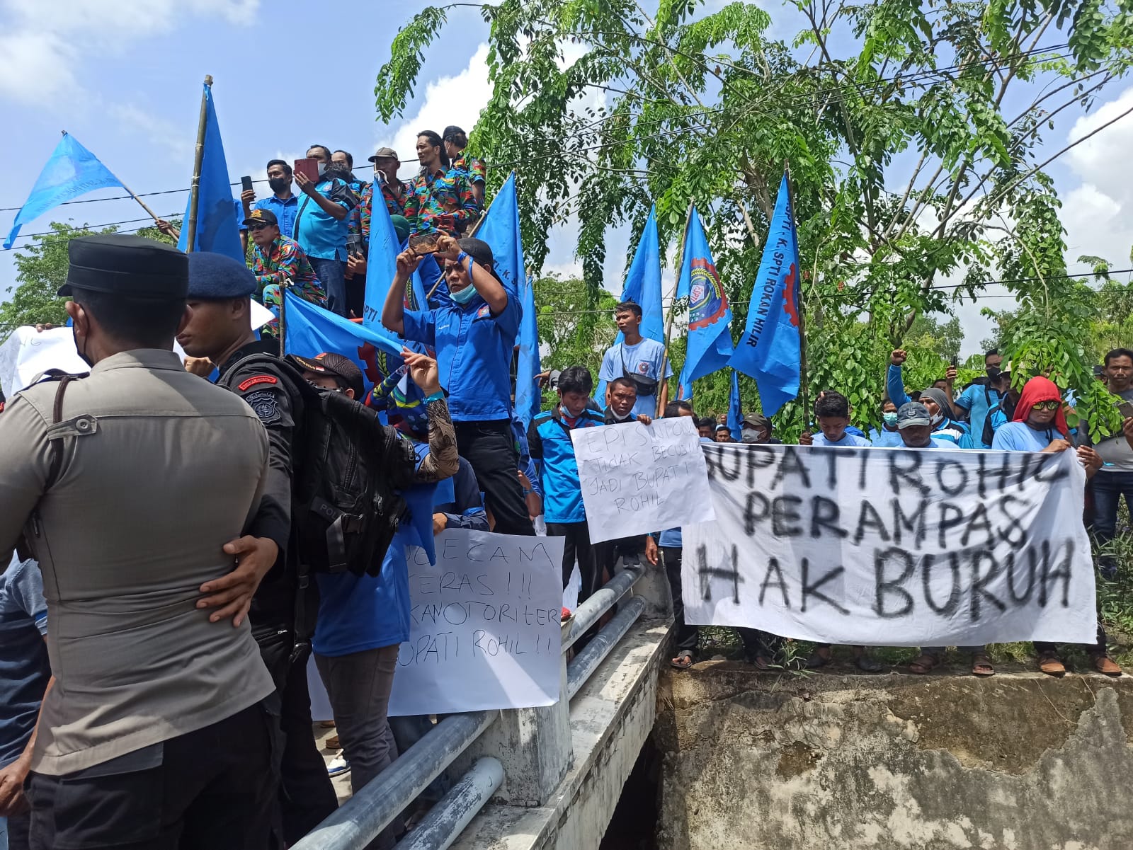 Ribuan Buruh SPTI Geruduk Kantor Bupati, Massa: Bupati Rohil Parampas Hak Buruh 