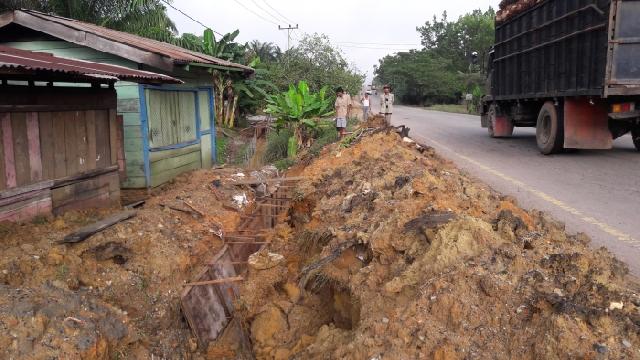 Gunakan ADD, Pemdes Bangko Bakti Bangun Drainase di Jalan Nasional