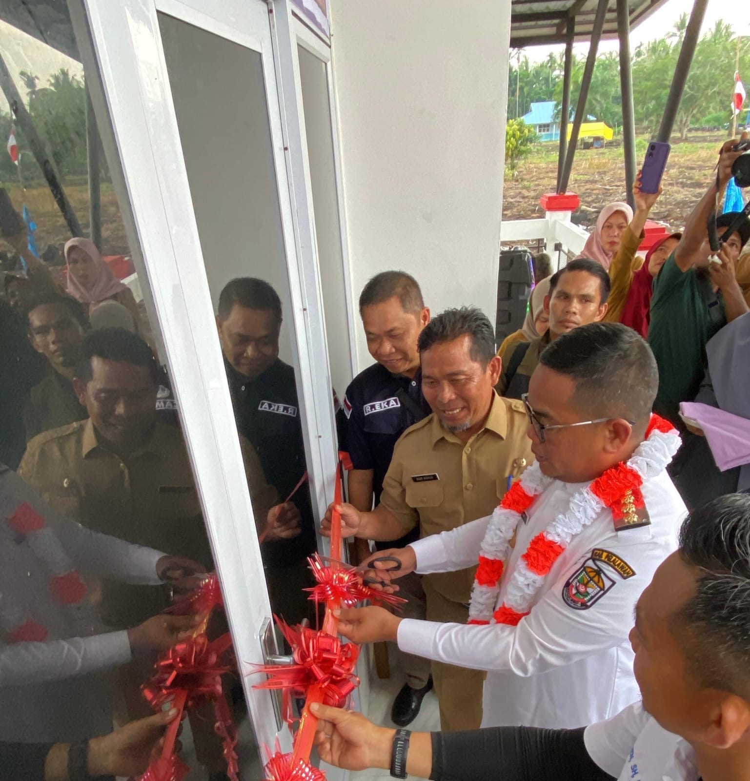 Bupati Zukri Resmikan Kantor Desa Labuhan Bilik: Desa Ujung Tombak Pelayanan