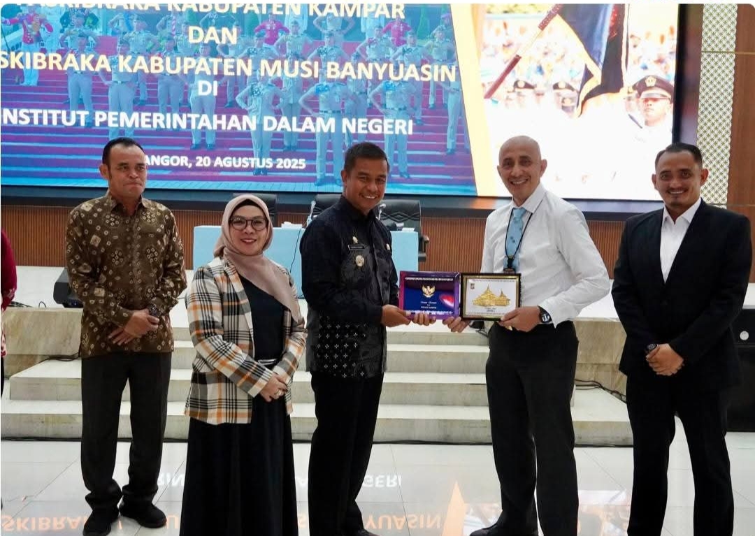 Bupati Ahmad Yuzar Dampingi Paskibraka Kampar ke IPDN Jatinangor