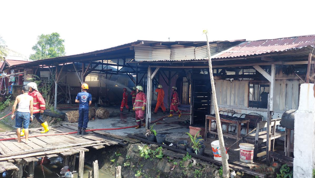 Hangus Terbakar, Rumah di Jalan Pembangnan Diisi 3 Keluarga