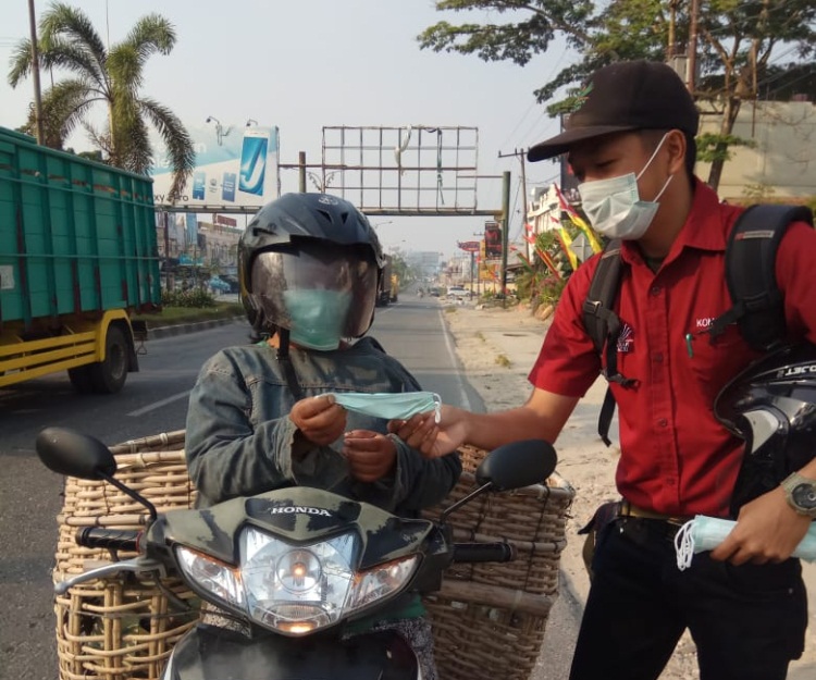 Pelalawan Diselimuti Kabut Asap, Asian Agri Bagikan 10.000 Masker Gratis