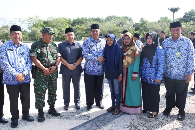 Bupati Siak Kedatangan Warga yang Pernah Dibantu Biaya Operasi Jantung