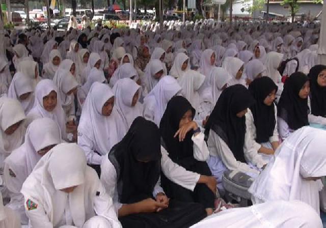 Peringati Hardiknas, Peserta  UN Minta Doa Guru