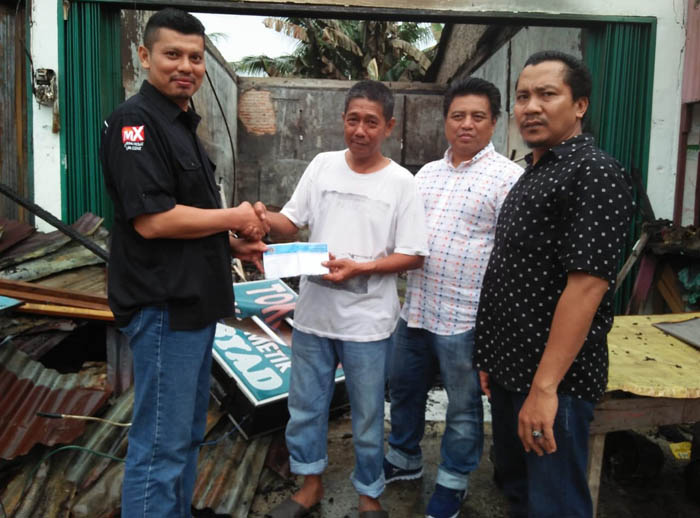 PWI Riau Serahkan Bantuan Tahap Pertama kepada Anggota PWI Pelalawan Korban Kebakaran