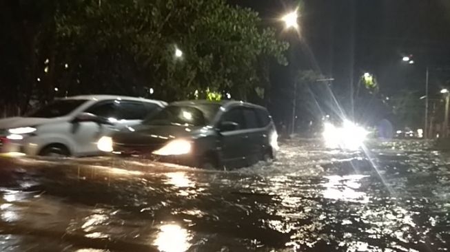 Sejumlah Jalan di Surabaya Diterjang Banjir, Arus Lalu Lintas Macet Parah