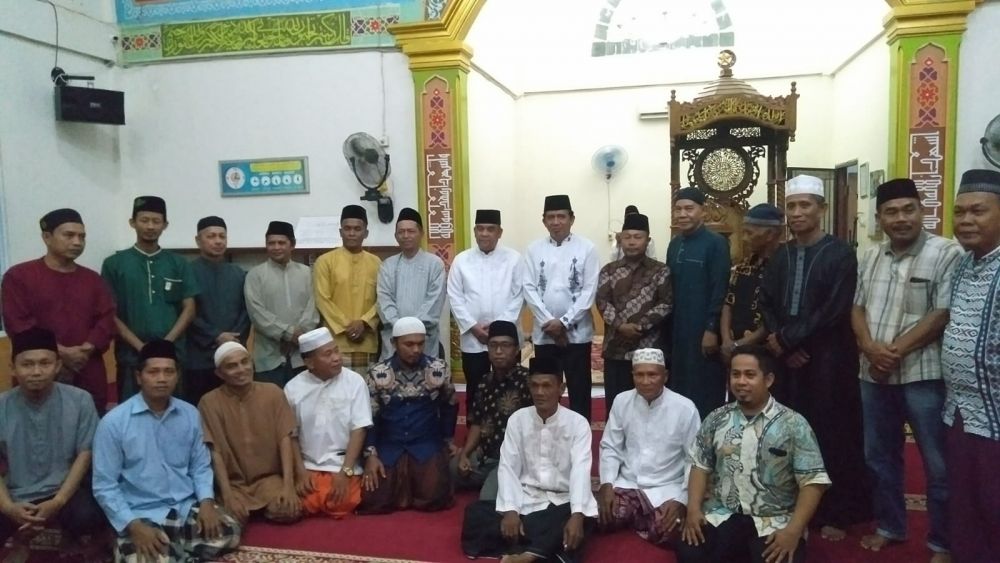 Silaturahmi Bersama Masyarakat, Wagubri Hala Bihalal di Masjid Nurul Iman