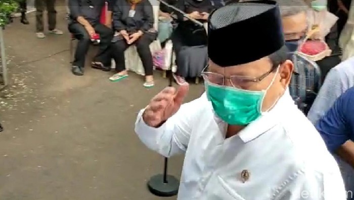 Memakai Masker, Menhan Prabowo Melayat ke Rumah Duka Djoko Santoso