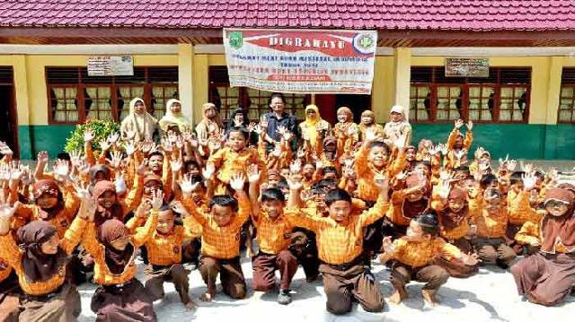 Pelajar SDN 008 Rejosari Dibuat Menangis