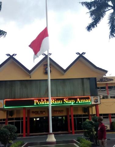Polda Riau dan Jajaran Kibarkan Bendera Setengah Tiang