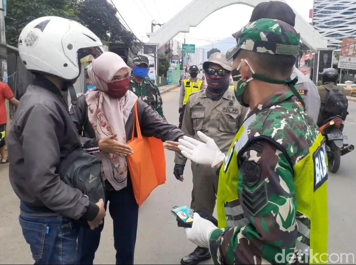 Suami-Istri Mengaku Pegawai Caci Maki Petugas Gara-gara Terjaring PSBB