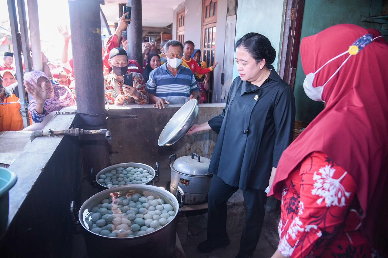 Dukung UMKM Lokal, Puan Borong Telur Asin di Brebes