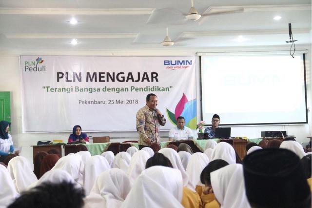 PLN Perkenalkan Dunia Kelistrikan kepada Siswa SMKN 1 Pekanbaru