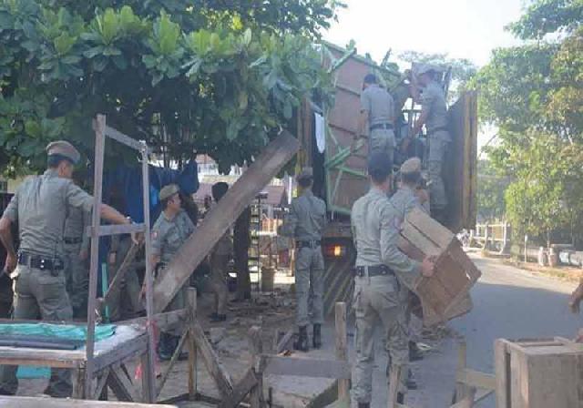 Satpol PP Gusur  Tiga Pondok Liar