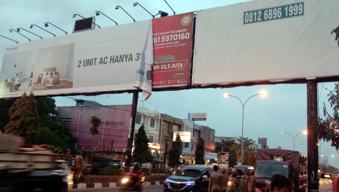 Bandel, Iklan di Bando Reklame Jalan Tuanku Tambusai Pekanbaru Dicopot