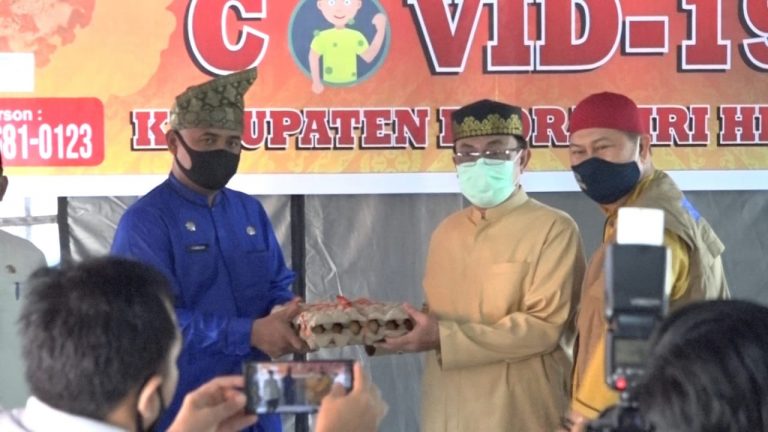 Bantu Masyarakat Terdampak Covid-19, Bupati Inhil Salurkan Bantuan Sembako 