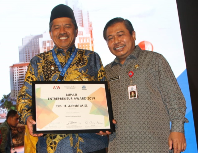 Satu-satunya di Riau, Alfedri Terima Penghargaan Bupati Entrepreneur Award 2019