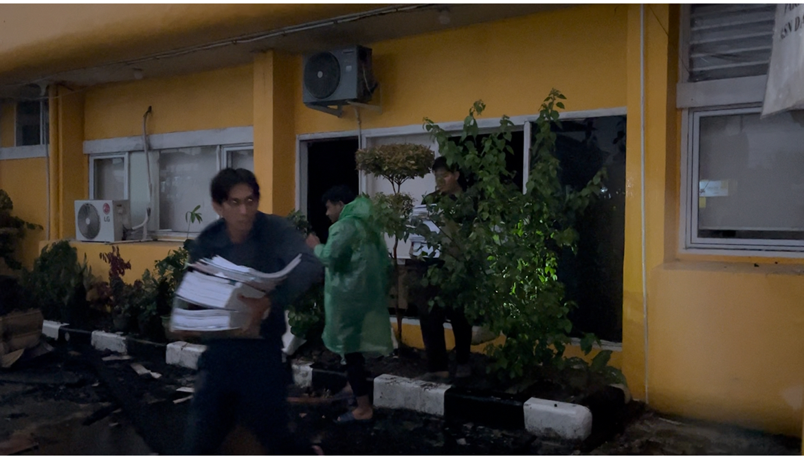 Kebakaran Gedung Disnakertrans Riau Padam: Pekerja Mulai Selamatkan Dokumen