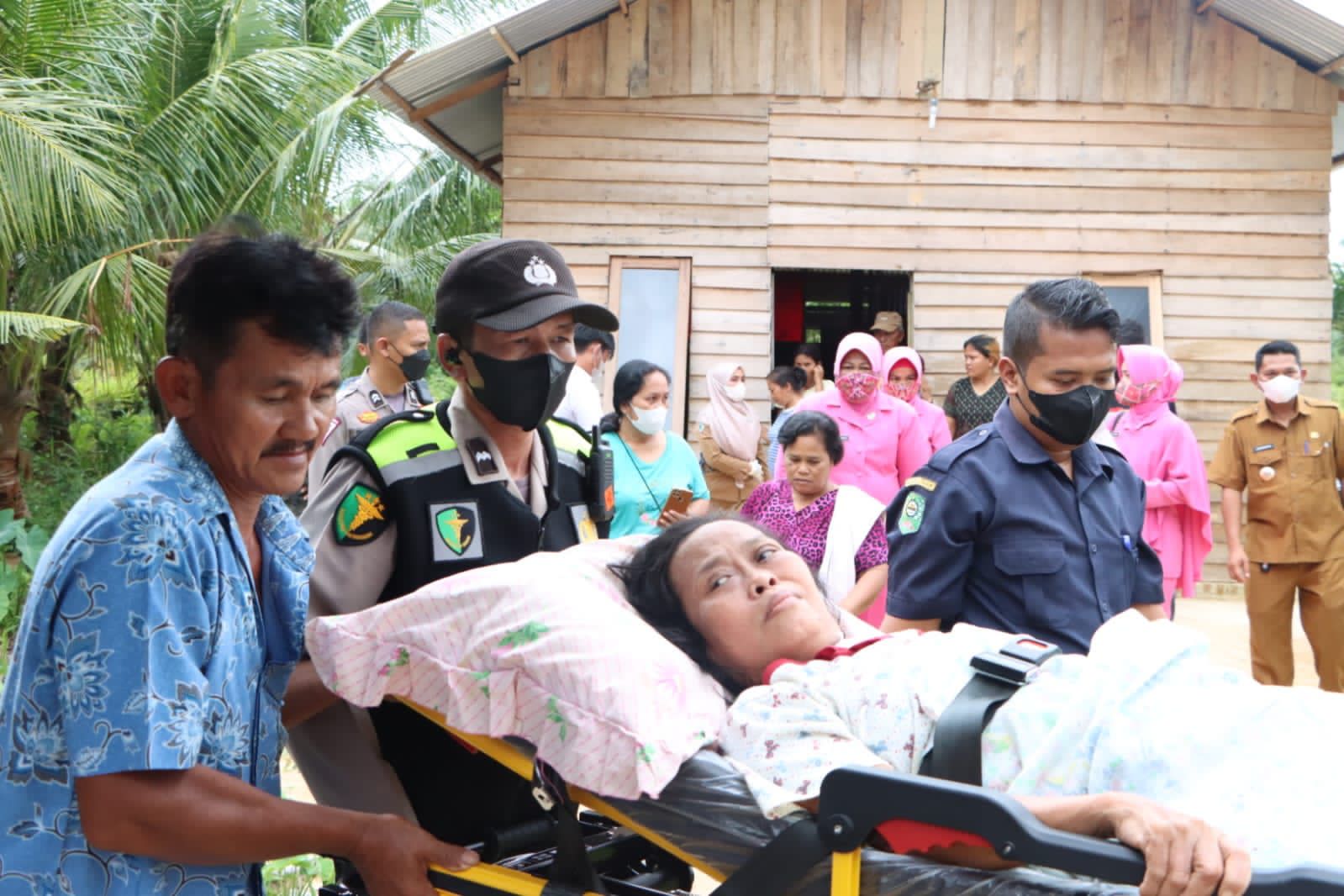 Warga Siak Penderita Tuberculosis Tulang Dapat Bantuan Perobatan dari Kapolda Riau