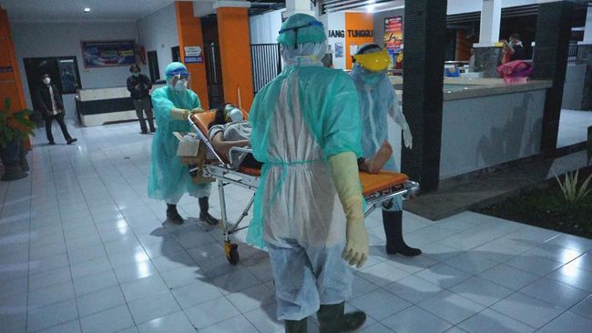Positif Corona Usai Tarawih, 3 Warga Tambora Jakarta Diangkut ke RS Rujukan