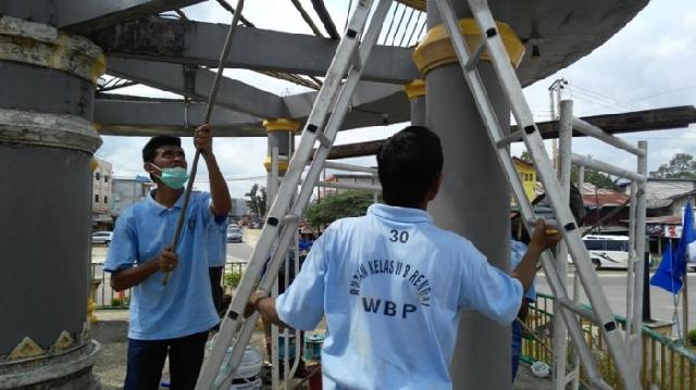 Warga Binaan Rutan Rengat Pugar Tugu Patin