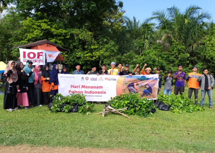 Relawan Nusantara Pekanbaru Bersama IOF Tanam 1.000 Pohon di Kampar Kiri