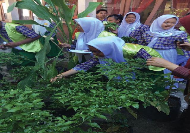 SMPN 14 Pekanbaru Jadikan Lingkungan Bersih Asri dan Hijau