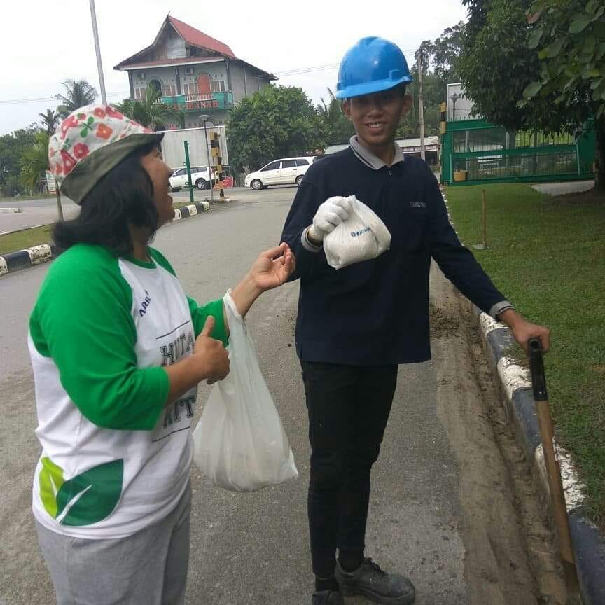 IWARA Taja Program Jumat Berbagi, Azrina: Semoga Menular ke Komunitas Lain