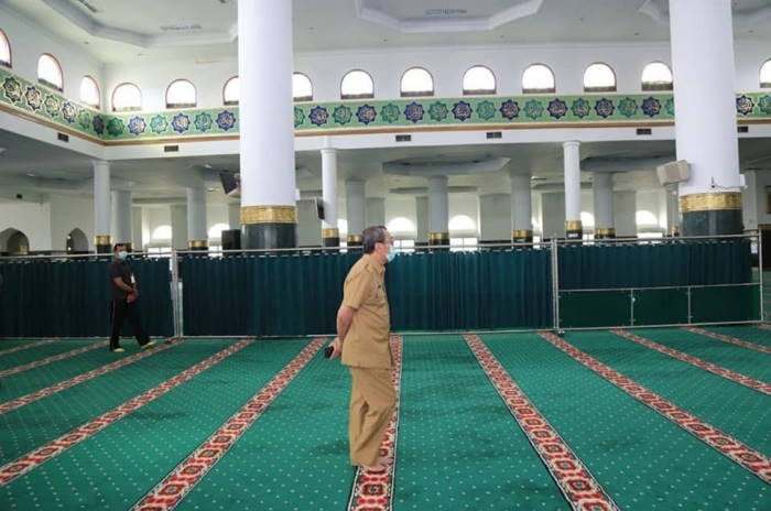 Pertama Terjadi, Salat Berjamaah di Masjid dan Ibadah Gereja Ditiadakan di Pekanbaru