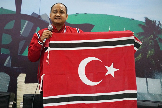 Anggota DPD RI asal Aceh Kibarkan Bendera GAM di DPR/MPR