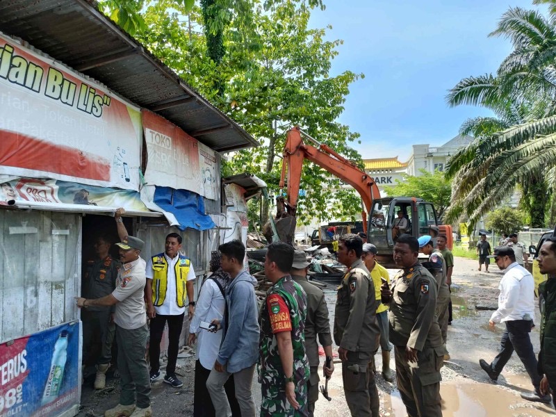 Dua Unit Alat Berat Robohkan Bangunan Liar di Jalan Bima