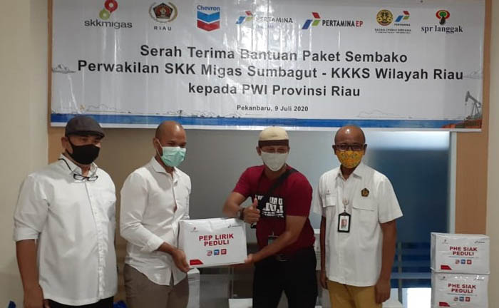SKK Migas-KKKS Serahkan Ratusan Paket Sembako Untuk Anggota PWI Riau Terdampak Covid-19