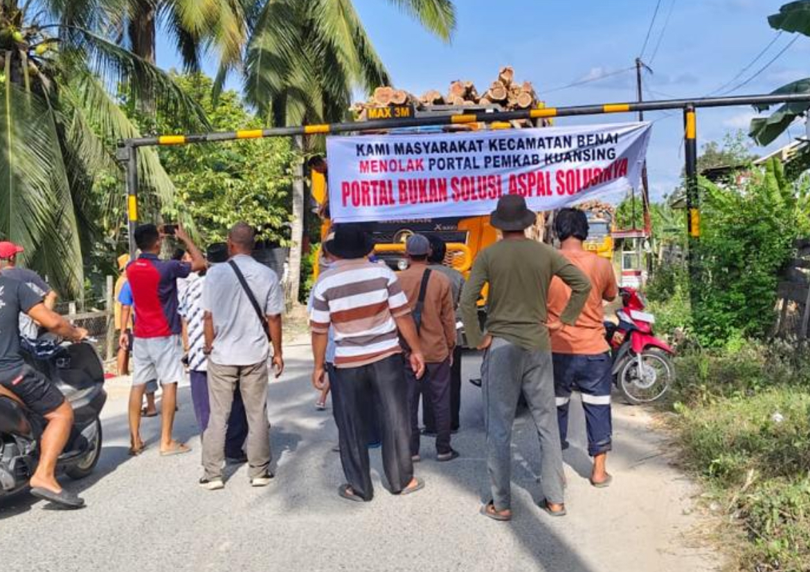 Pemkab Kuansing Pasang Portal di Simpang Mangga: Kami Butuh Perbaikan Jalan