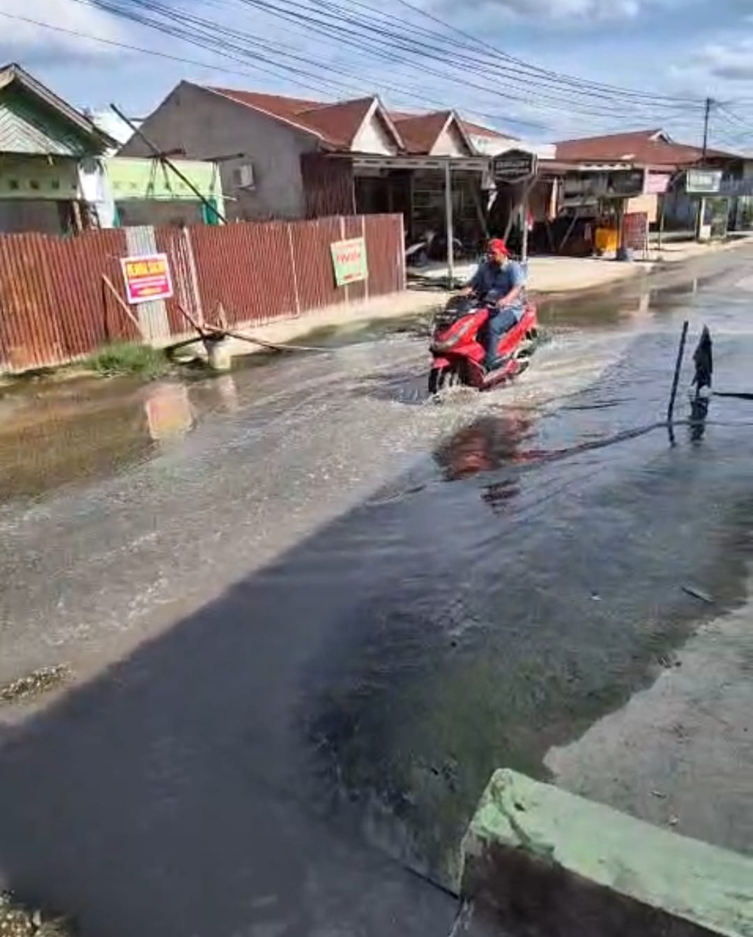 Jalan Pemda di Pangkalan Kerinci Tergenang: Licin dan Berlumut