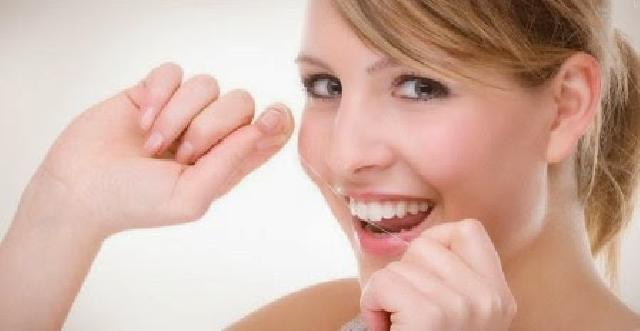 8 Tips Ampuh Memutihkan Gigi