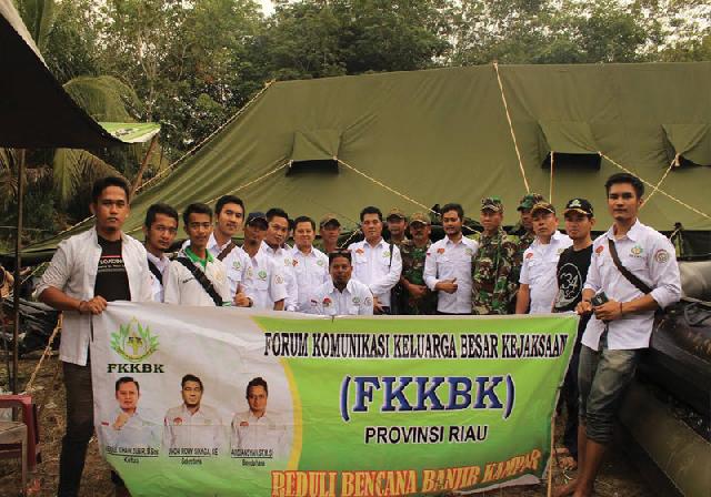 FKKBK Riau Serahkan Sembako bagi Korban banjir