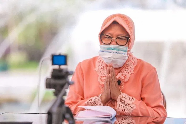 Risma Tuding Remaja Nongkrong Banyak Sumbang Kasus COVID-19 di Surabaya