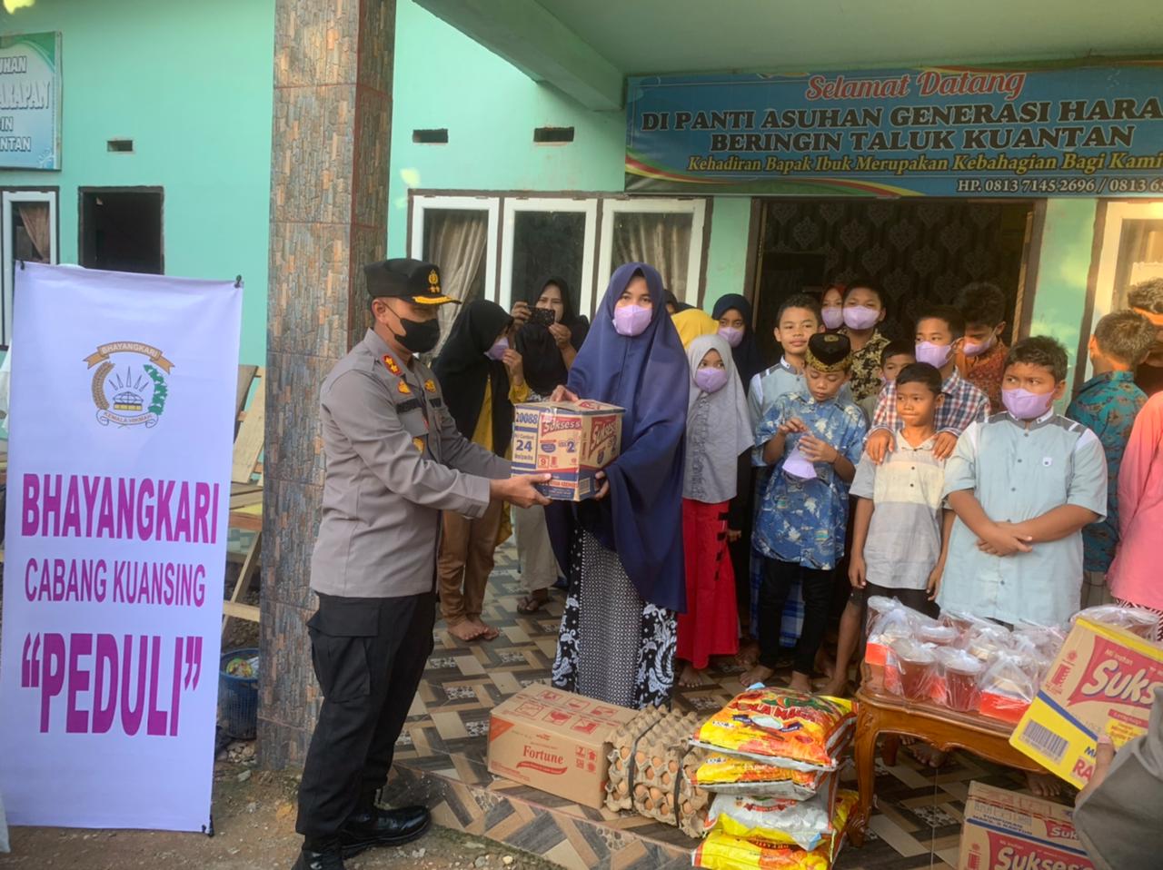 Kapolres Kuansing Berbagi Takjil sekaligus Santuni Anak Yatim