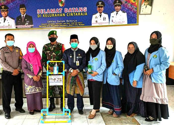Mahasiswa Relawan Covid-19 Unri Buat Foot Press Hand Sanitizer Ramah Lingkungan di Dua Kelurahan