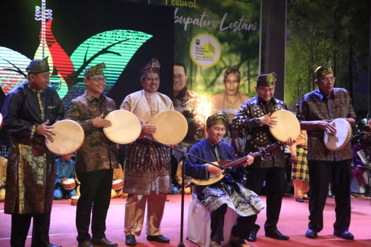 Gubernur Riau Buka Festival Siak Bermadah dan Festival Kabupaten Lestari
