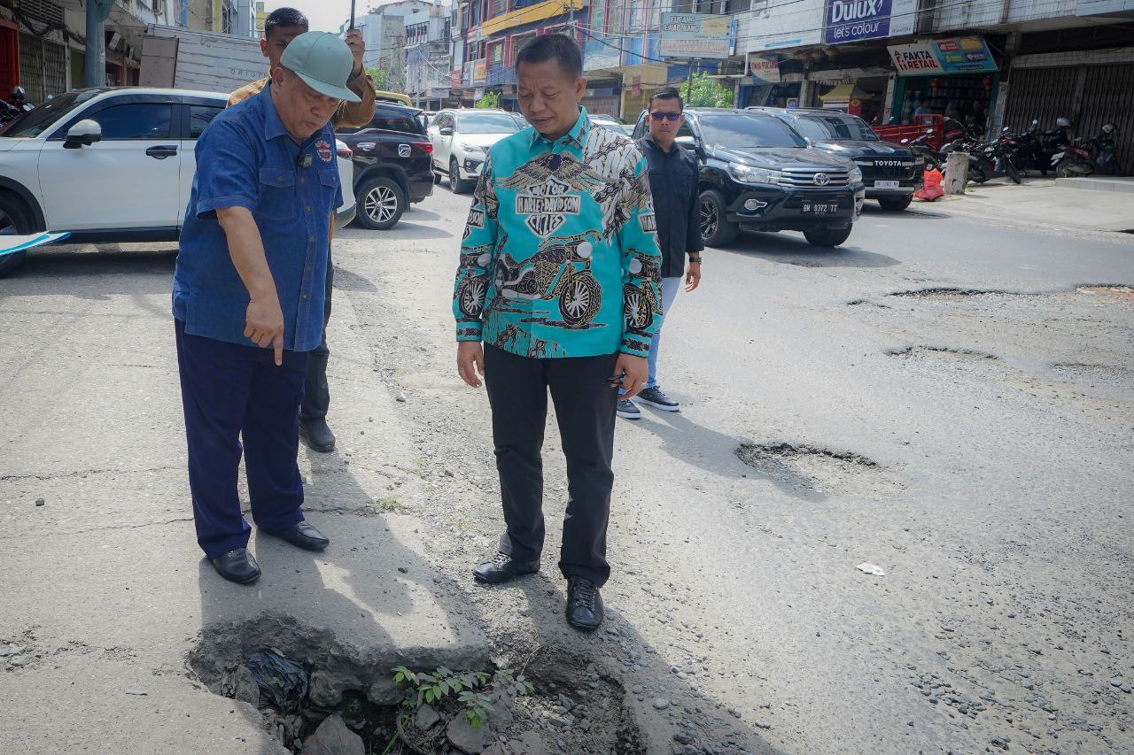 Pj Gubri SF Hariyanto Tinjau Ruas Jalan Rusak